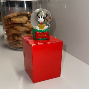 Holiday Mickey Mouse Snow Globe 2005 - Red and Green
